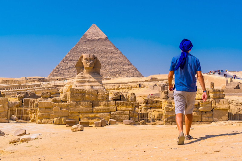 temperature Egitto Dicembre, un uomo davante alle piramidi