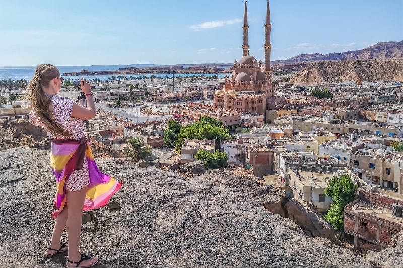Cairo islamico, una donna davanti alla bellezza del Cairo Cairo islamico, una donna davanti alla bellezza del Cairo