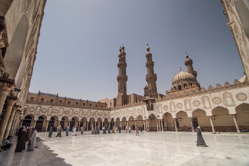 Cairo islamico, la gente dentro la moschea di Al Azhar Cairo islamico, la gente dentro la moschea di Al Azhar