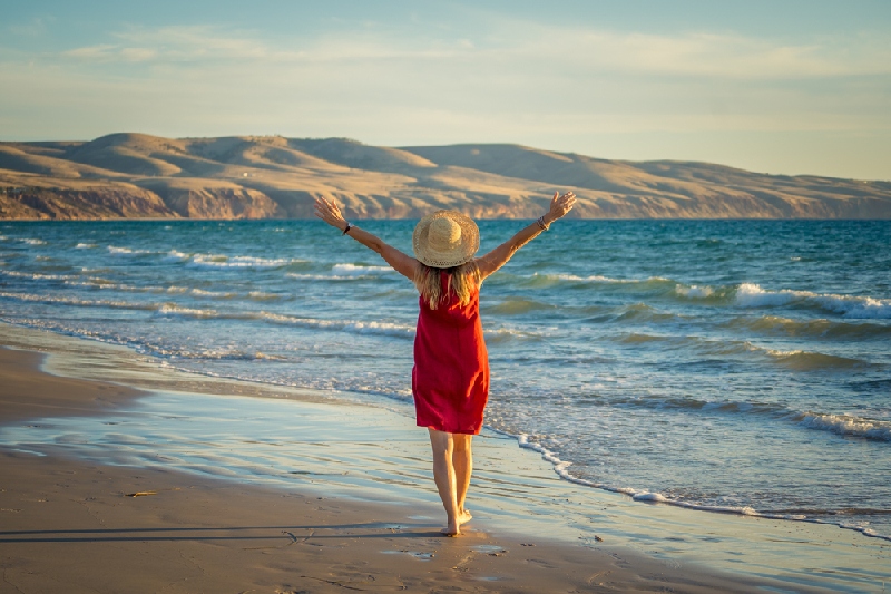 porti sul mar rosso, una donna sulla spiaggia di mar rosso porti sul mar rosso, una donna sulla spiaggia di mar rosso
