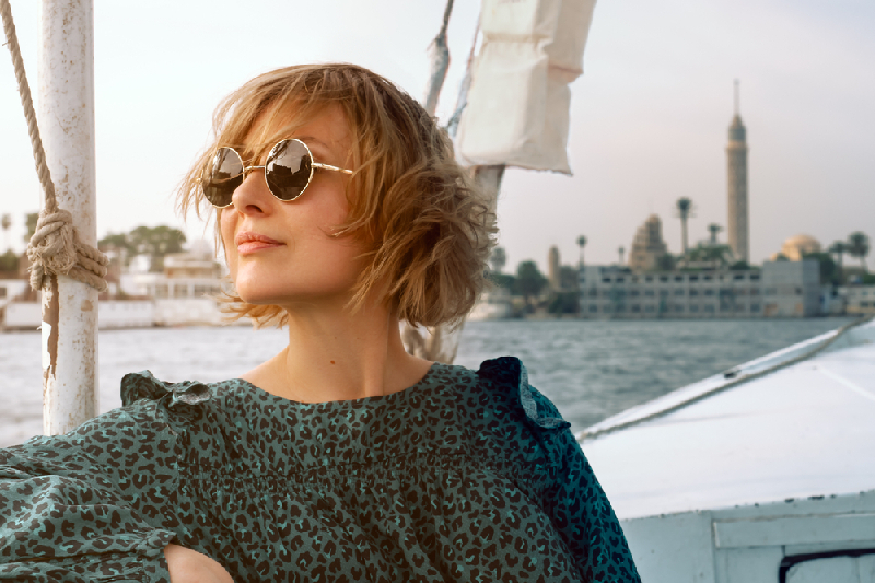 porti sul Mar Rosso, una donna a bordo di una crociera sul Nilo porti sul Mar Rosso, una donna a bordo di una crociera sul Nilo