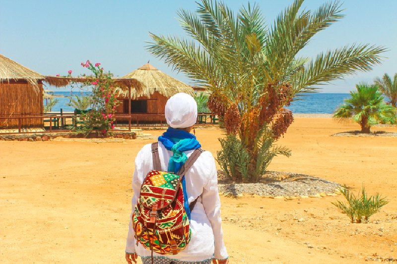 Taba Mar Rosso, una donna al deserto in Egitto