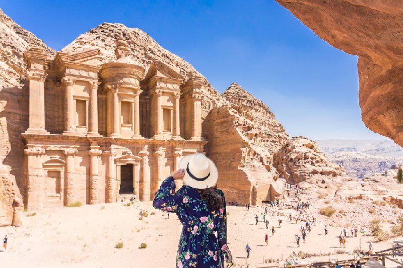 Dove si trova Petra, una donna davanti alla grandezza di petra Dove si trova Petra, una donna davanti alla grandezza di petra