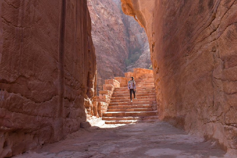 Dove si trova Petra, un donna alle scale a petra Dove si trova Petra, un donna alle scale a petra