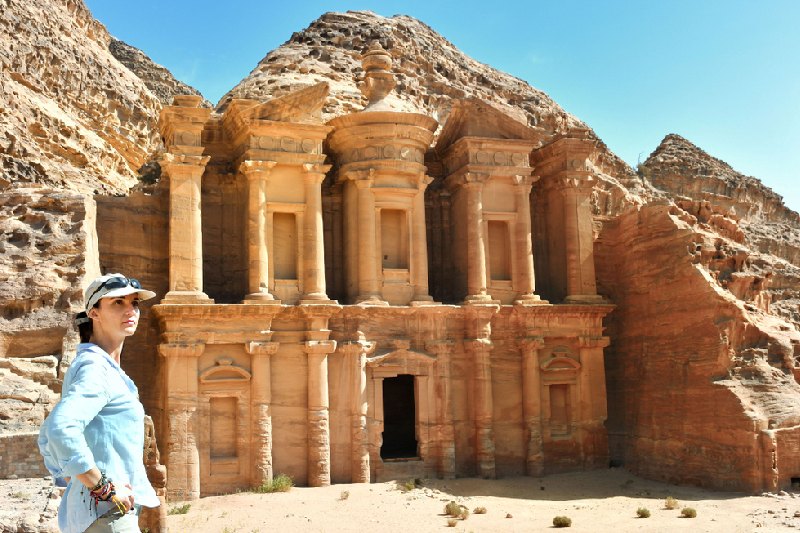 Dove si trova Petra, una donna davanti al tesoro di Petra