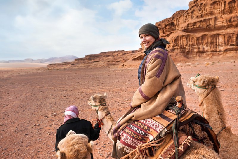 Dove si trova Petra, una donna a dorso di un camello a petra