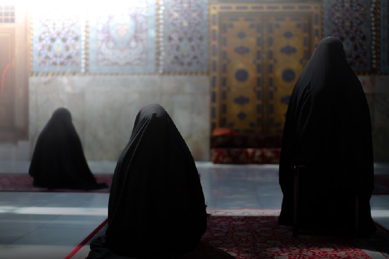 Festività islamiche, le donne pregano nella moschea Festività islamiche, le donne pregano nella moschea