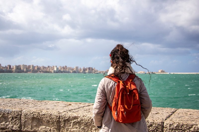Cittadella Alessandria, una donna davanti al mare di Alessandria Cittadella Alessandria, una donna davanti al mare di Alessandria