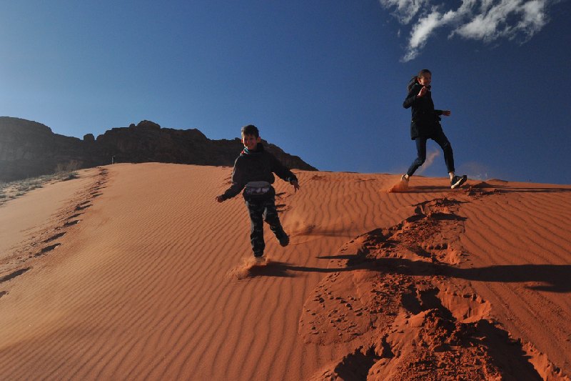 Deserto Wadi Rum, due ragazzi a wadi rum Deserto Wadi Rum, due ragazzi a wadi rum