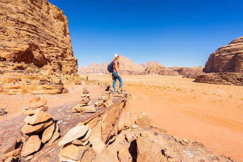 Deserto Wadi Rum, una donna a piedi al deserto Deserto Wadi Rum, una donna a piedi al deserto