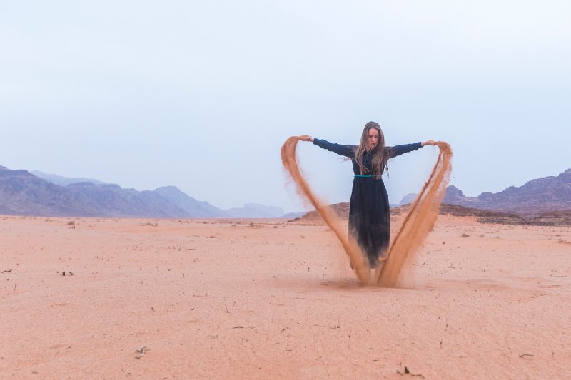 Deserto Wadi Rum, una donna fa un cuore con la sua mano Deserto Wadi Rum, una donna fa un cuore con la sua mano