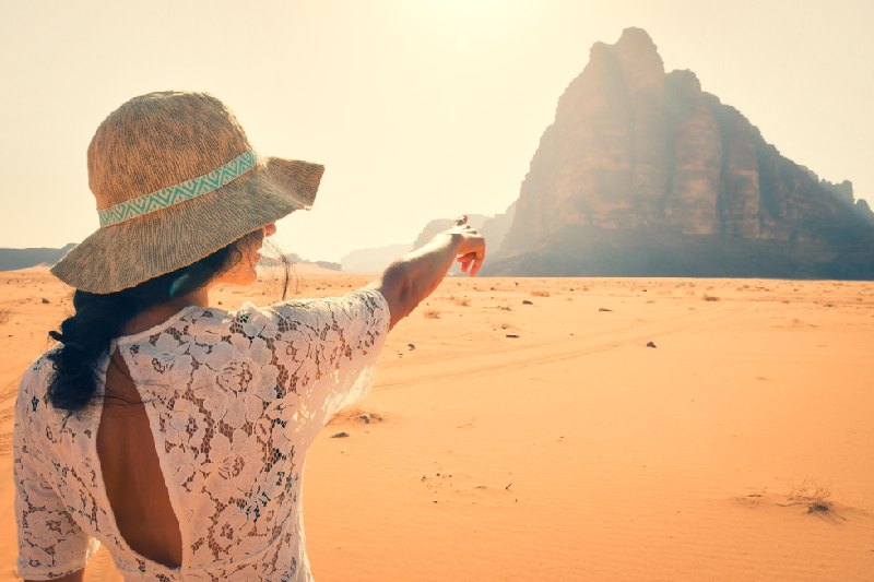 Deserto Wadi Rum, una donna davanti al deserto Deserto Wadi Rum, una donna davanti al deserto