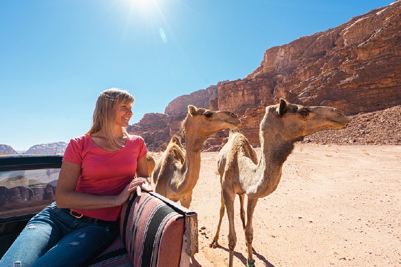 Deserto Wadi Rum, una donna in jeep al deserto Deserto Wadi Rum, una donna in jeep al deserto
