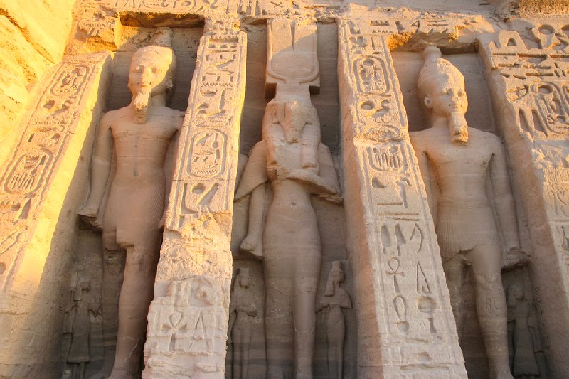 La tomba di Nefertari, la statua alla tomba La tomba di Nefertari, la statua alla tomba