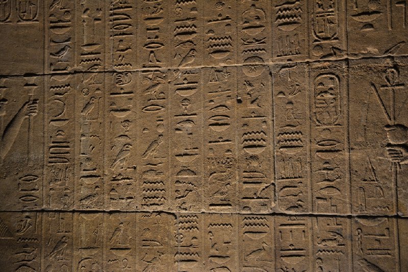 La tomba di Nefertari, Geroglifici all'interno del tempio