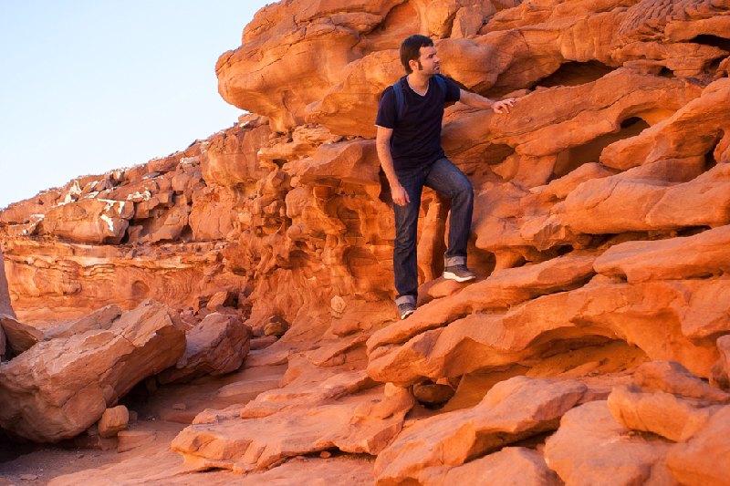 Canyon colorato, un uomo a piedi sulla montagna Canyon colorato, un uomo a piedi sulla montagna
