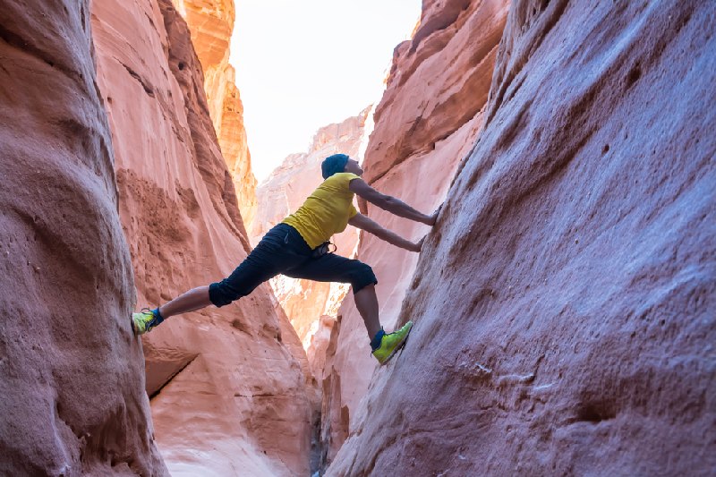 Canyon colorato, Un giovane scala la montagna Canyon colorato, Un giovane scala la montagna