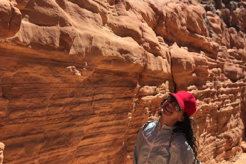 Canyon colorato, una ragazza accanto al canyon Canyon colorato, una ragazza accanto al canyon