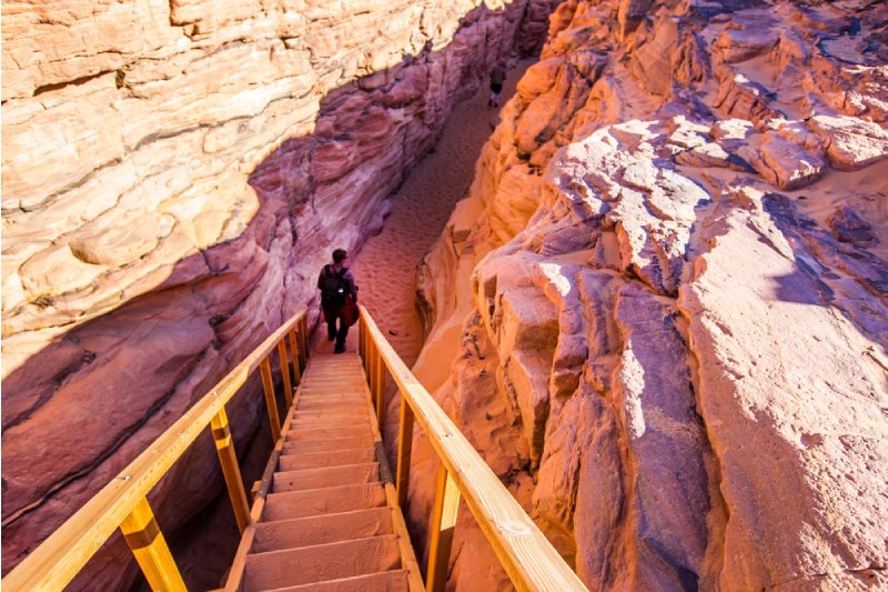 Canyon colorato, un uomo che scende alle scale