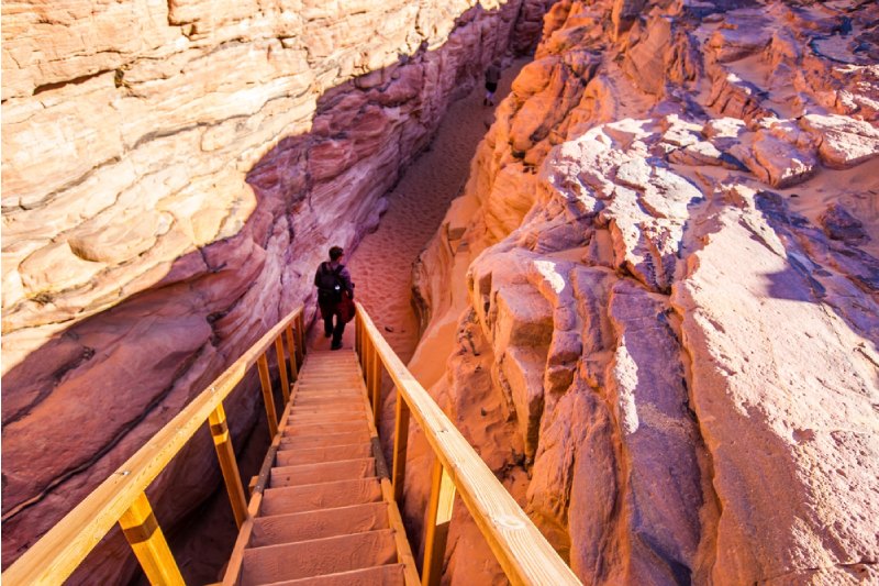 Canyon colorato, un uomo che scende alle scale Canyon colorato, un uomo che scende alle scale