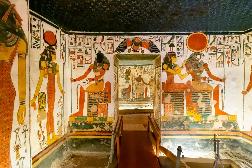 La tomba di Nefertari, una donna davanti all'intrata della tomba