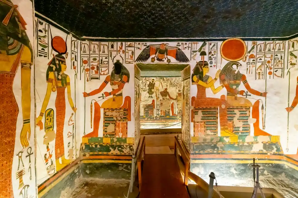 La tomba di Nefertari, una donna davanti all'intrata della tomba La tomba di Nefertari, una donna davanti all'intrata della tomba