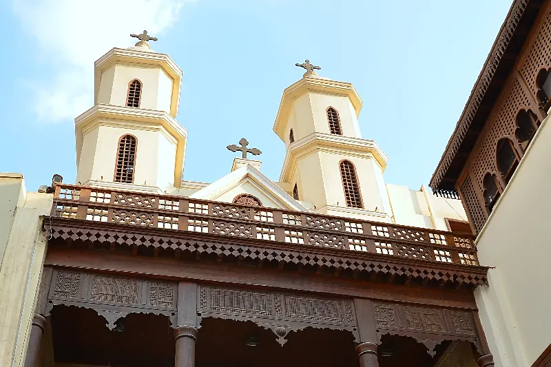 Chiesa Sospesa, Legno e marmo della chiesa Chiesa Sospesa, Legno e marmo della chiesa