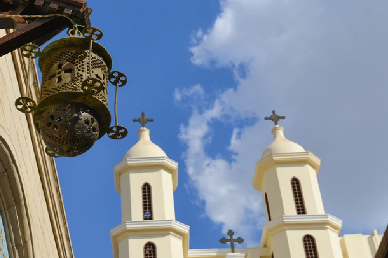 Chiesa Sospesa, la campana davanti alla chiesa Chiesa Sospesa, la campana davanti alla chiesa