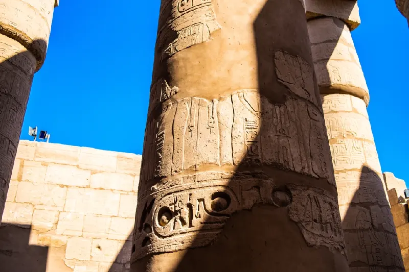 Ramses iii, Colonne scolpite con disegni antichi