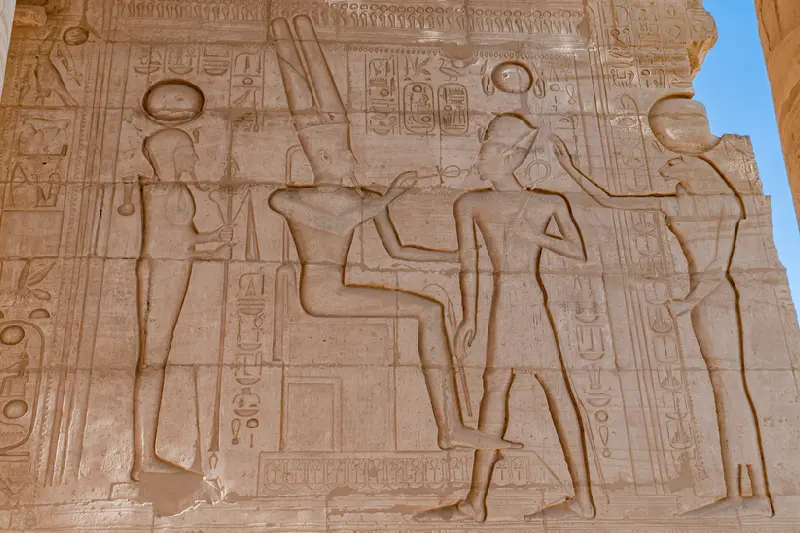 Ramesse ii, Geroglifici alla mura