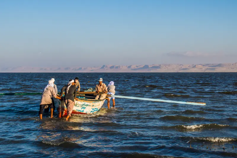 Lago Qarun, alcuni  uomini pescano