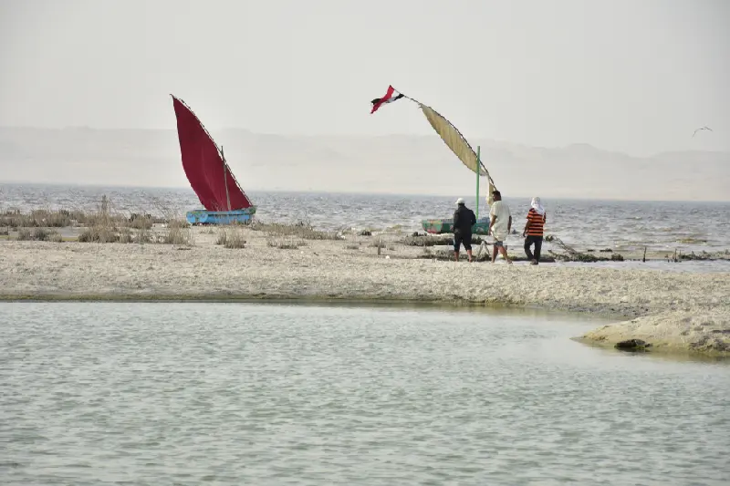 Lago Qarun, 3 uomini e 2 barche al lago