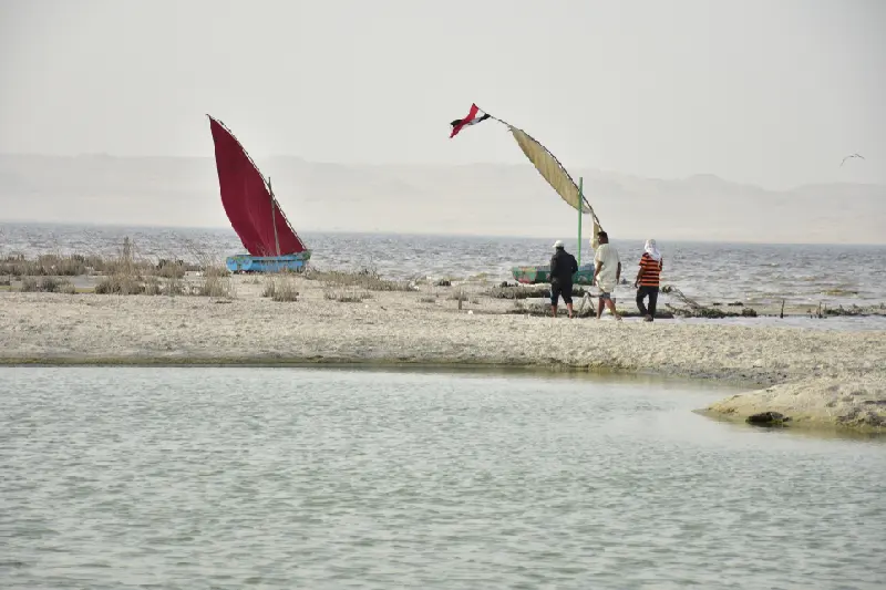 Lago Qarun, 3 uomini e 2 barche al lago Lago Qarun, 3 uomini e 2 barche al lago