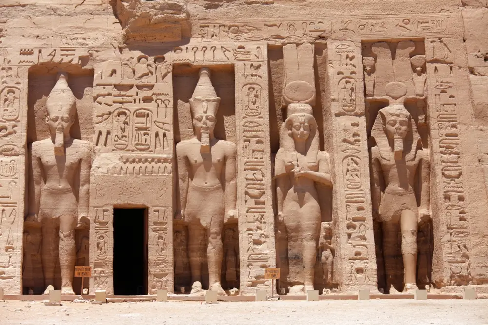 la statua della regina Nefertari