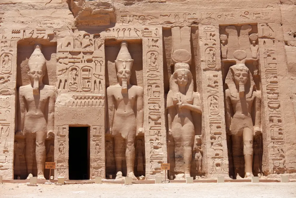 la statua della regina Nefertari la statua della regina Nefertari