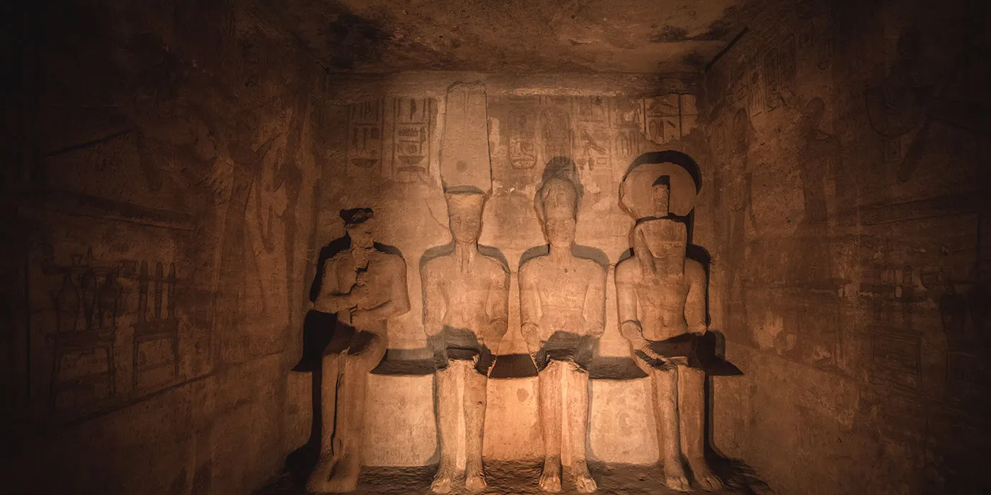 Il sole perpendicolare alle statue nel tempio di Abu Simbel Il sole perpendicolare alle statue nel tempio di Abu Simbel