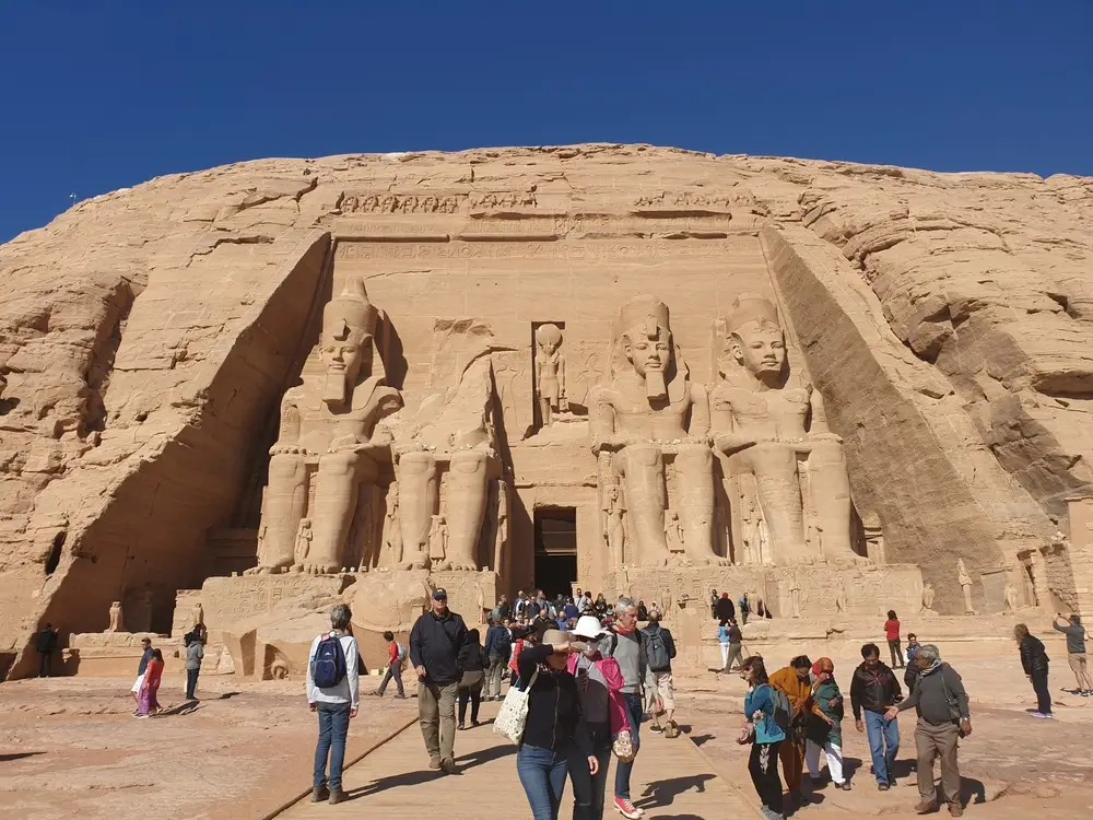 le quettro statue del tempio di Abu simbel le quettro statue del tempio di Abu simbel
