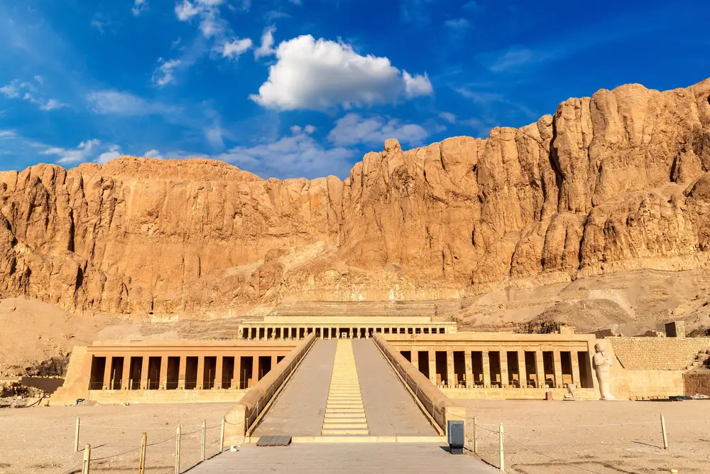 una statua della regina Hatshepsut una statua della regina Hatshepsut