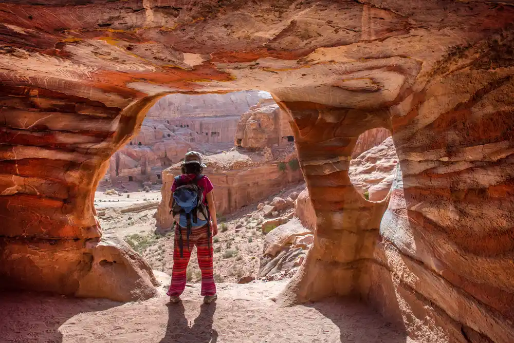 una donna visita la tombe reali a petra una donna visita la tombe reali a petra