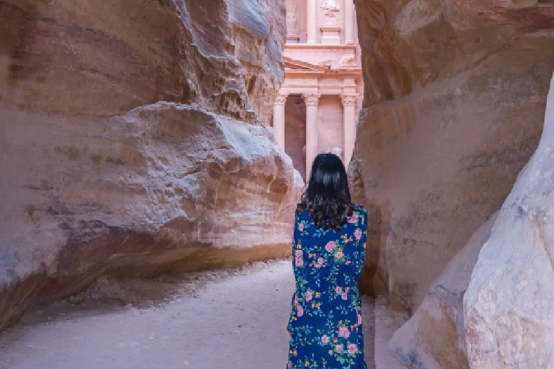 petra siq, una ragazza visita la siq di petra petra siq, una ragazza visita la siq di petra