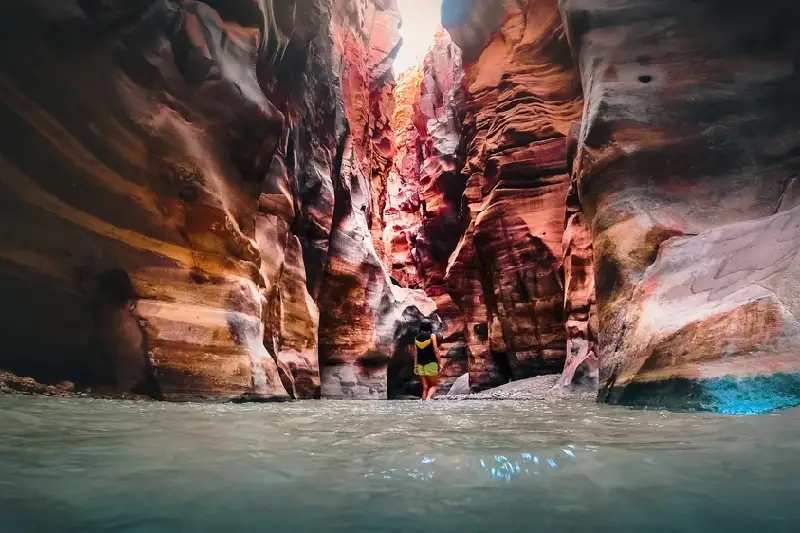 wadi mujib giordania, un uomo al wadi di mujib