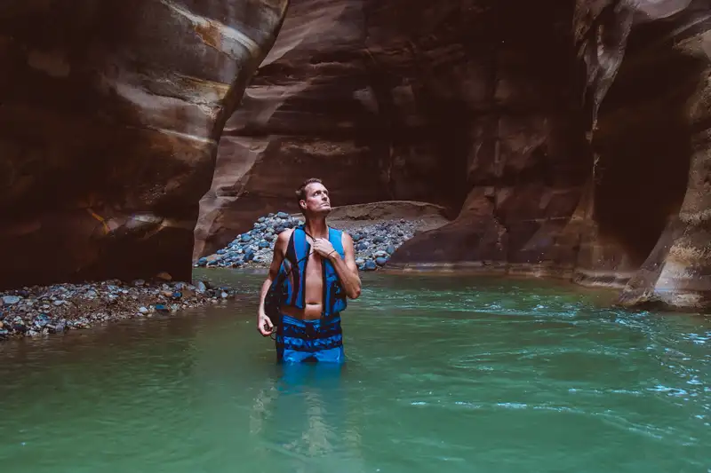 wadi mujib giordania, un uomo al wadi di mujib wadi mujib giordania, un uomo al wadi di mujib