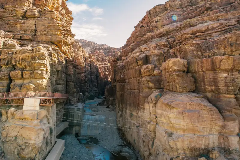 wadi mujib giordania, un uomo al wadi di mujib wadi mujib giordania, un uomo al wadi di mujib