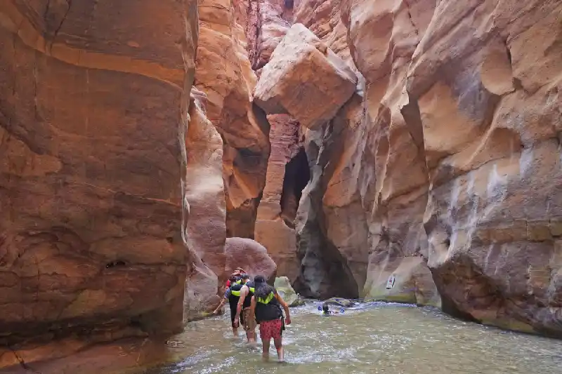 wadi mujib, un uomo al wadi di mujib wadi mujib, un uomo al wadi di mujib
