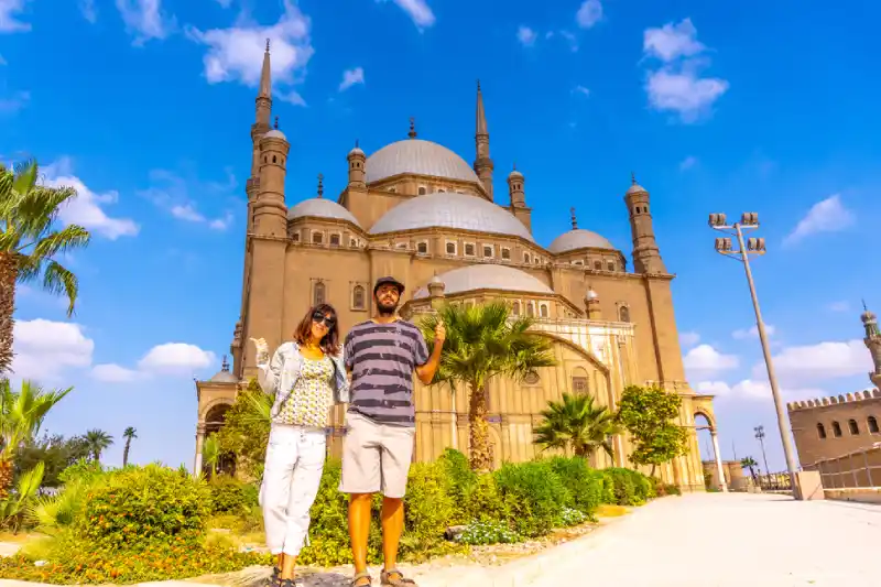 moschea di muhammad ali, una coppia davanti alla moschea