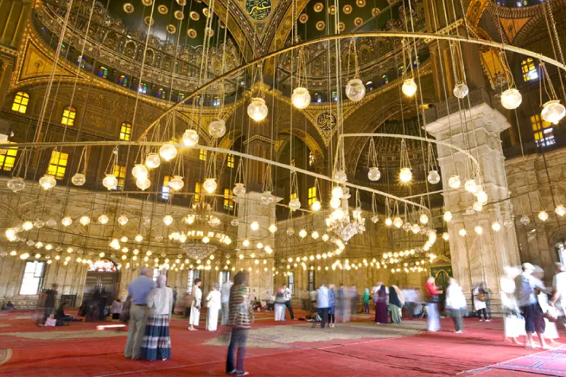 La gente dentro la moschea di muhammed ali